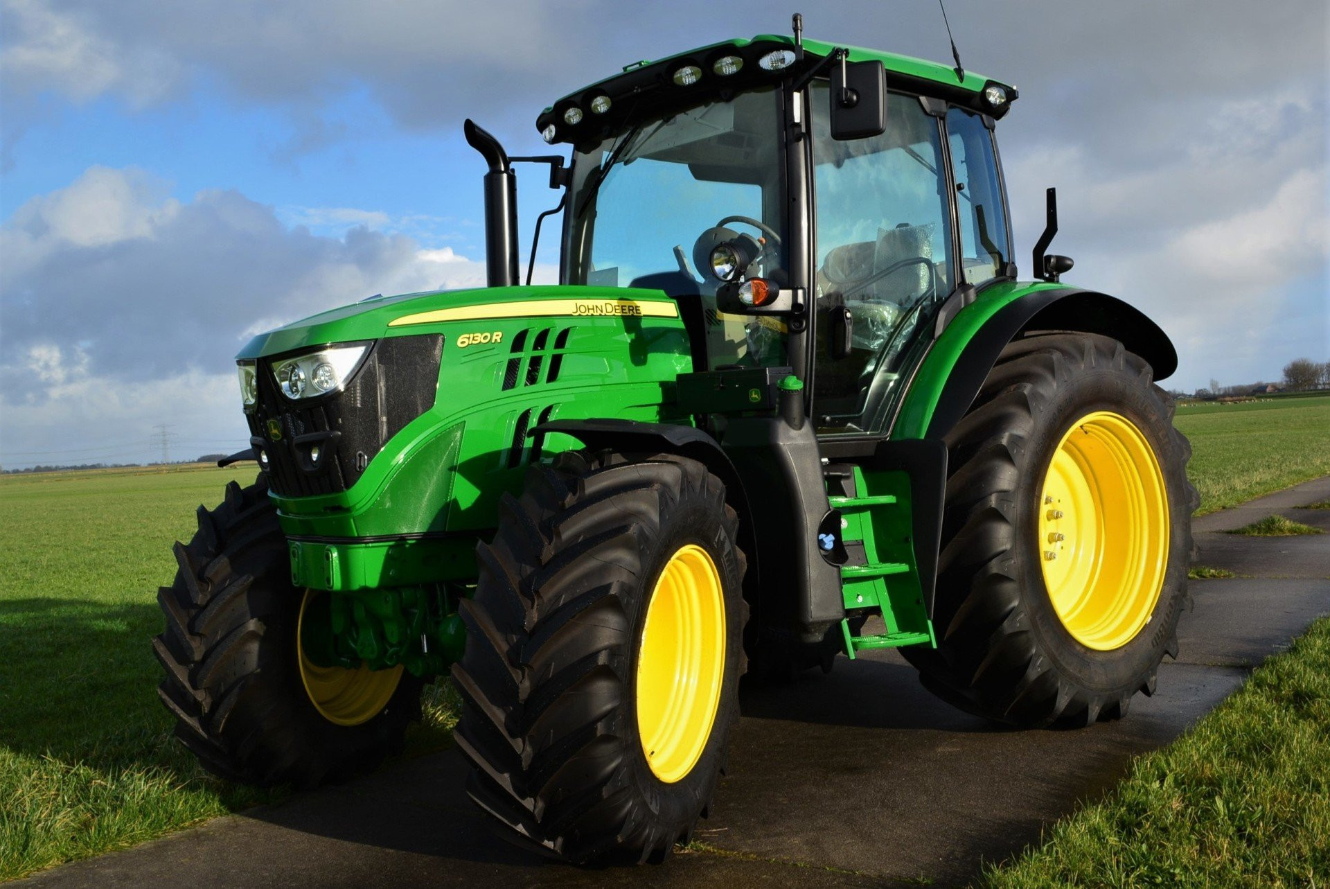 Универсальный трактор JOHN DEERE 6310 Универсальный трактор JOHN DEERE 6310